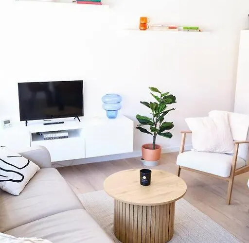 Hugo By The Harbor, Light-filled And Centrally Located - Free Parking Apartment